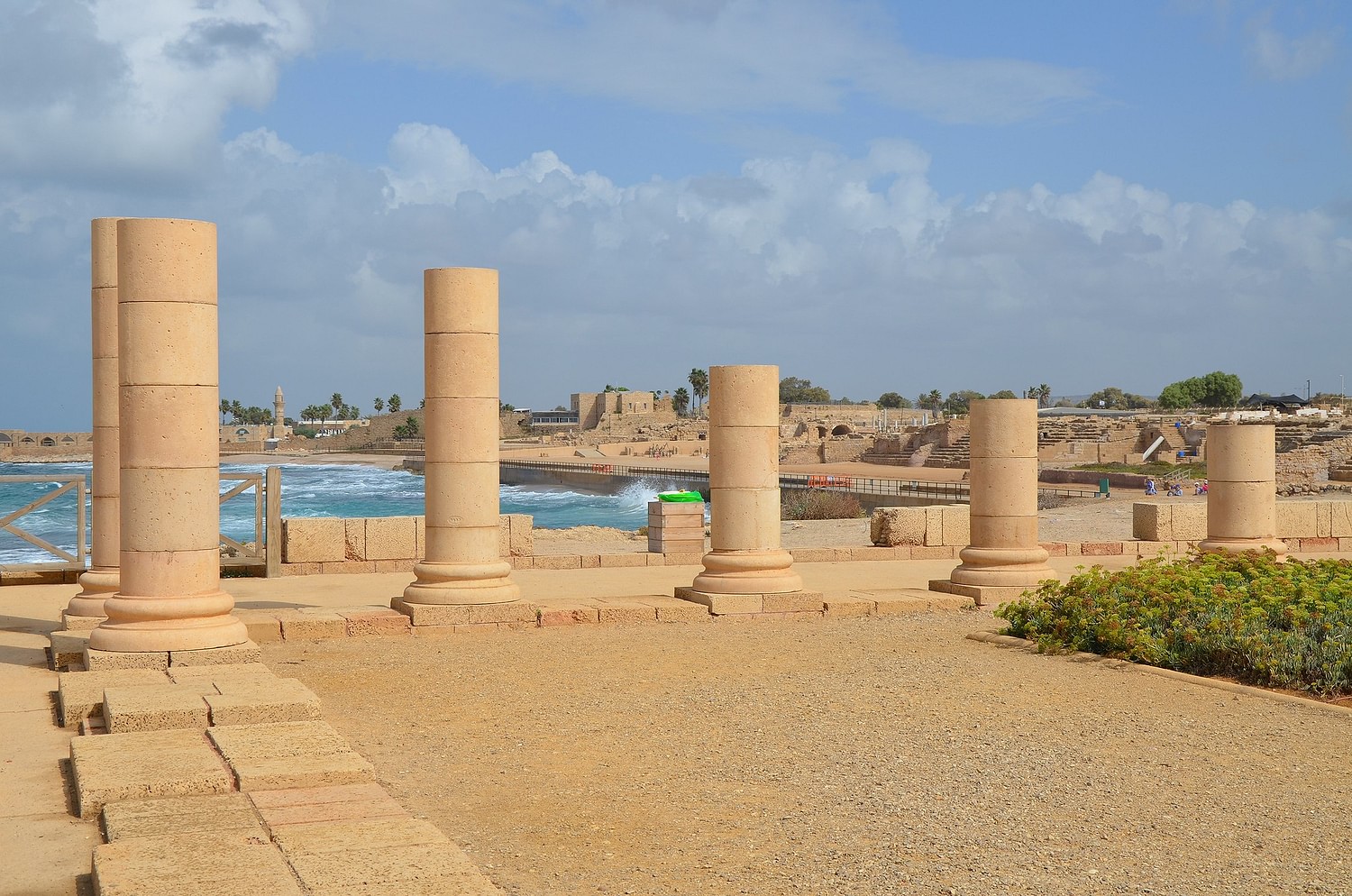 Cesarea Marítima, una antigua ciudad portuaria construida en la costa del Mediterráneo. Sus ruinas incluyen un teatro romano, un acueducto y un hipódromo, que reflejan su grandeza en tiempos de Roma.