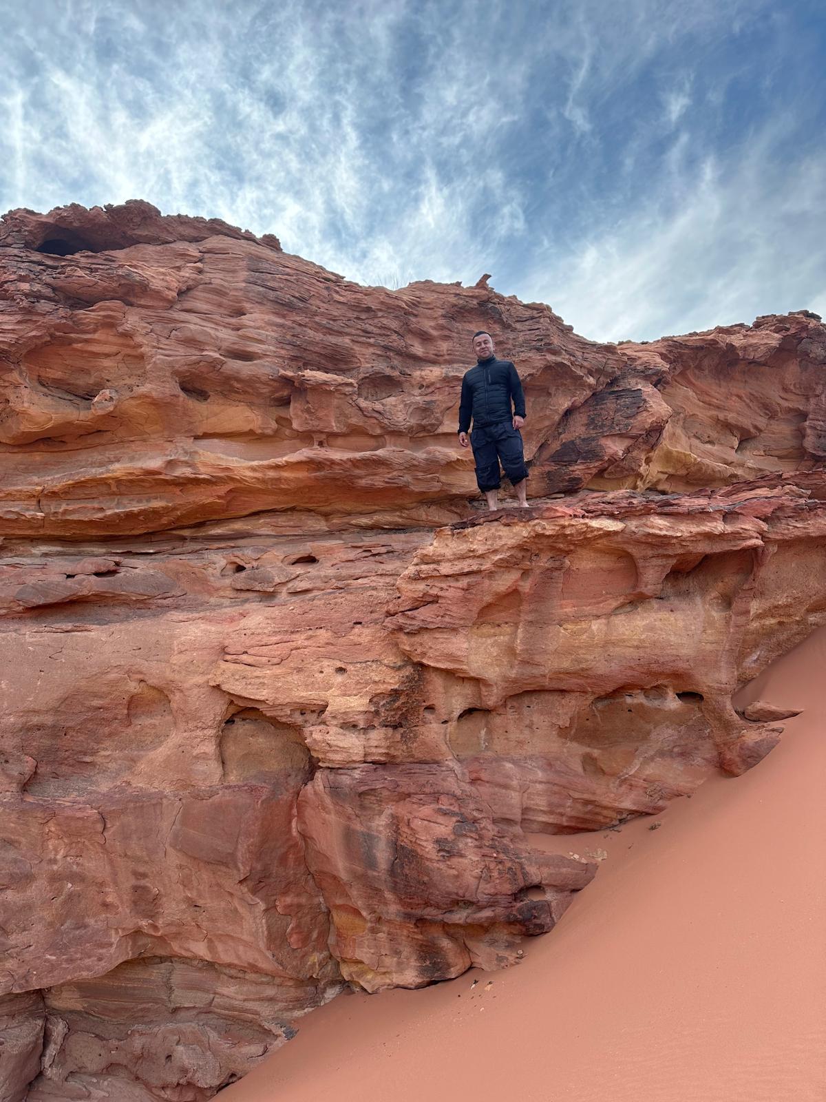 Viajero en el Desierto de Wadi Rum