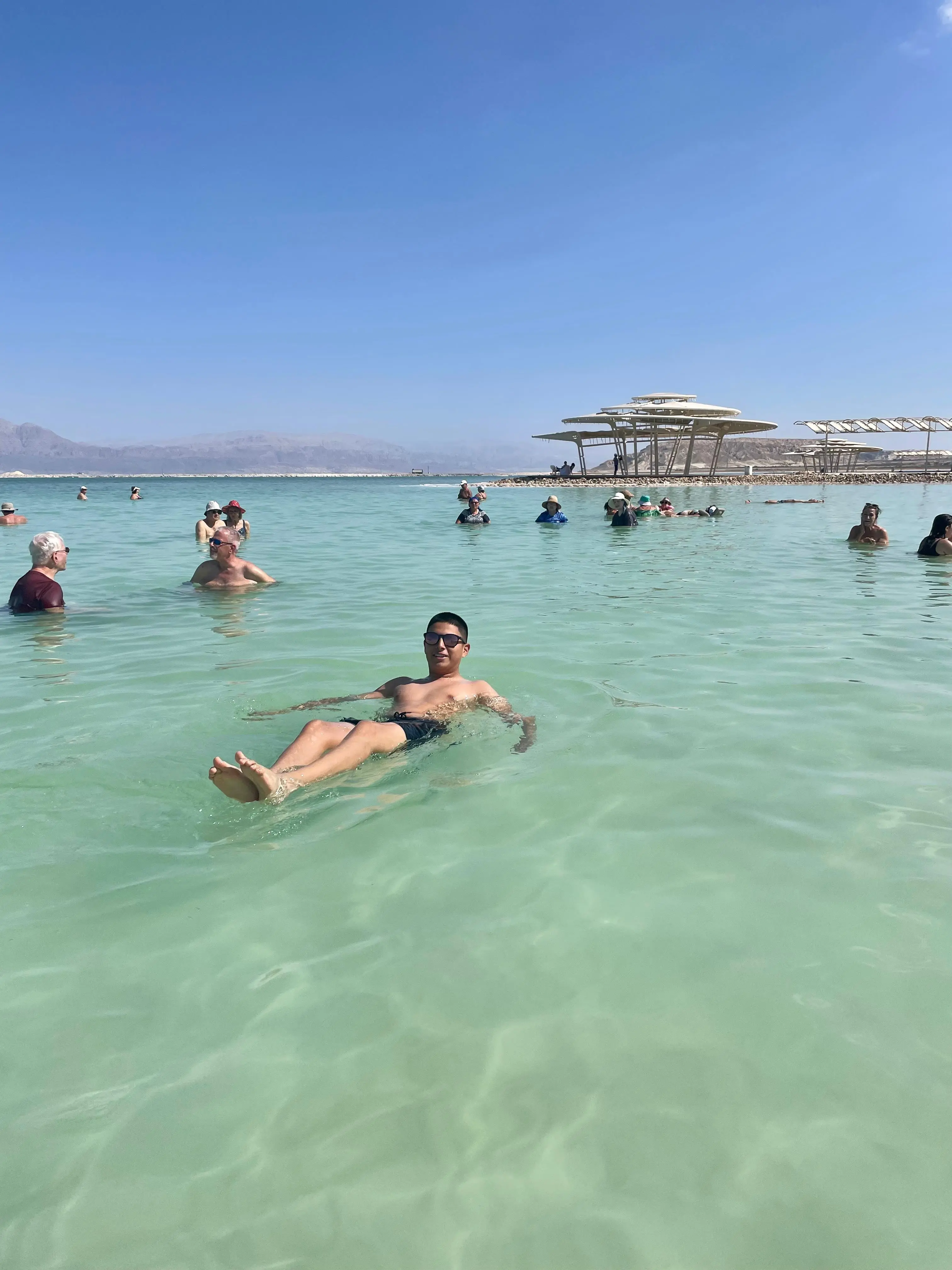 Tourista en el mar muerto